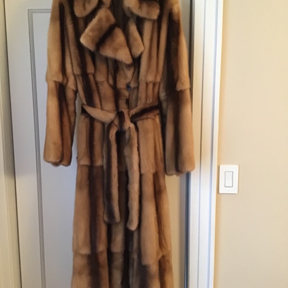 Fendi reversible mink coat with belt. - Picture 13 of 13